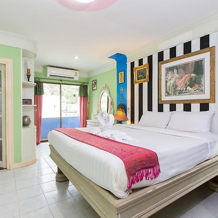 Barefoot Hotel Kalim Beach Front Patong Екстер'єр фото
