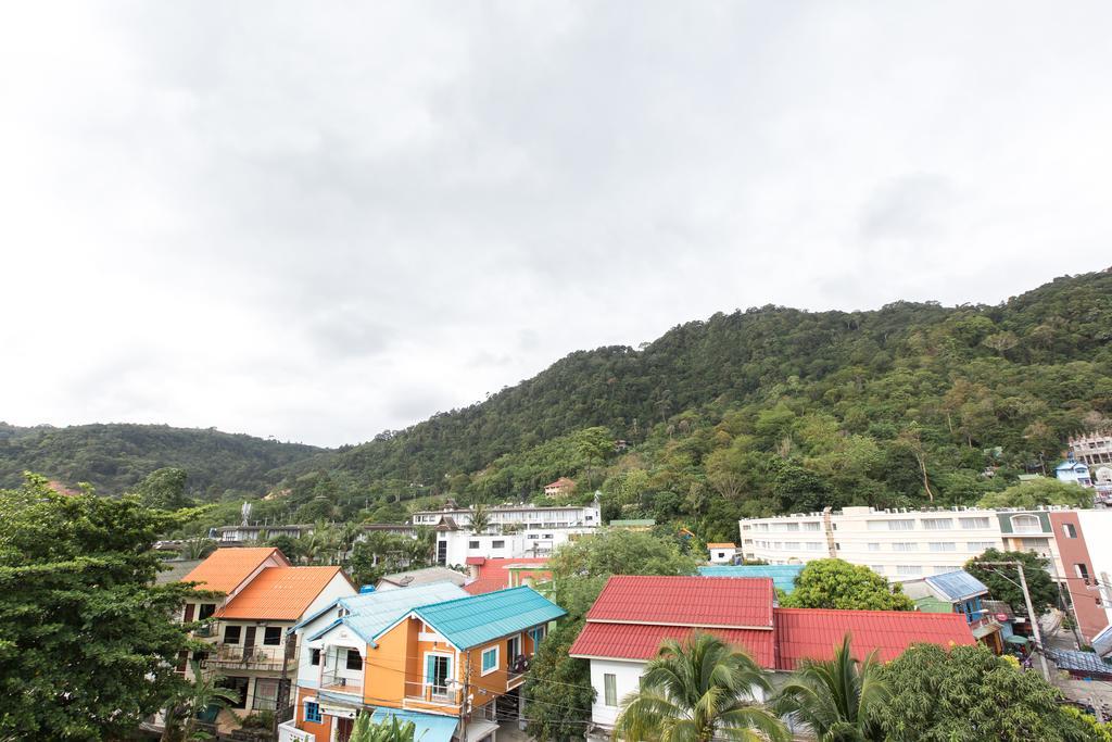 Barefoot Hotel Kalim Beach Front Patong Екстер'єр фото