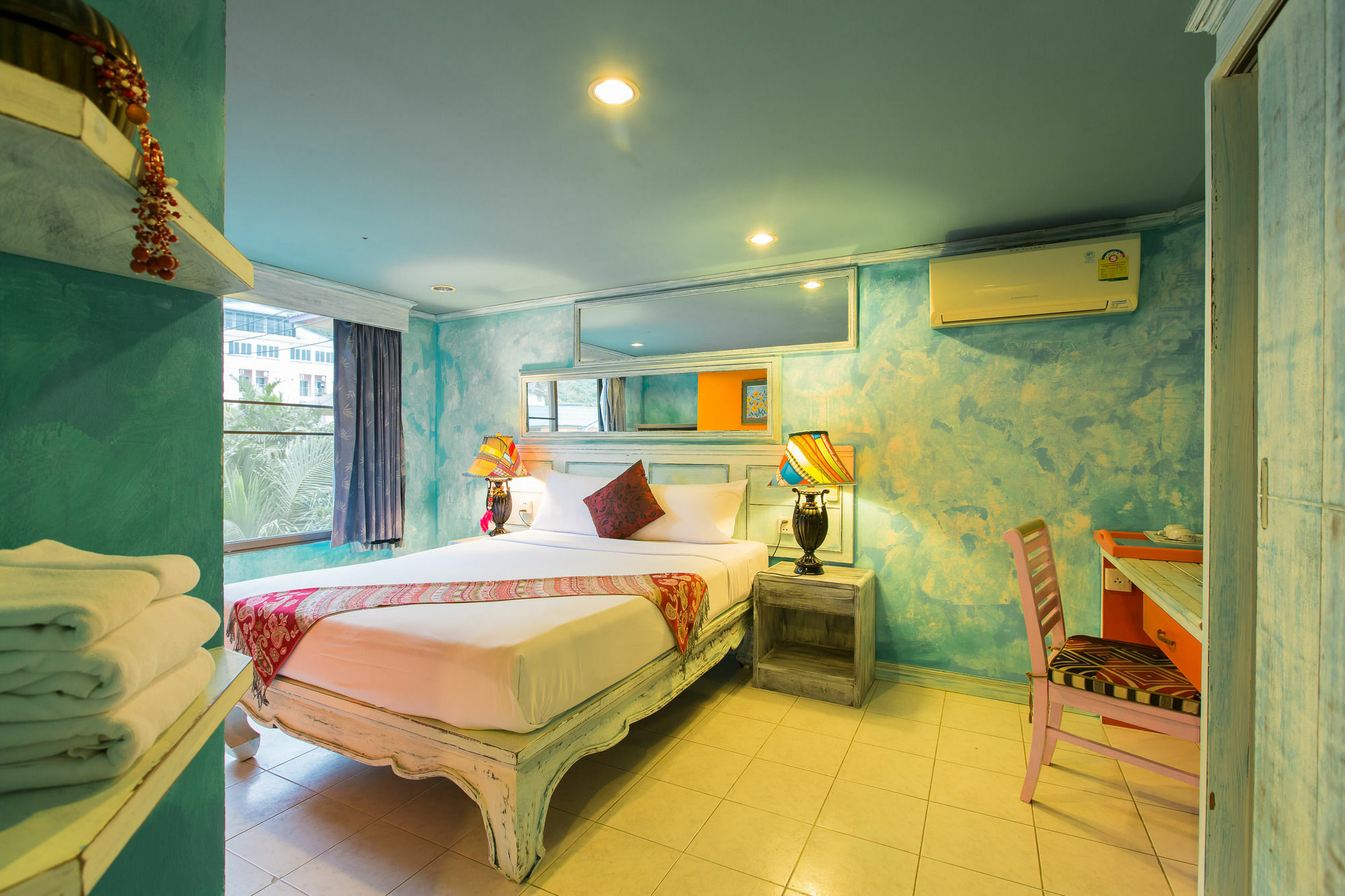 Barefoot Hotel Kalim Beach Front Patong Екстер'єр фото