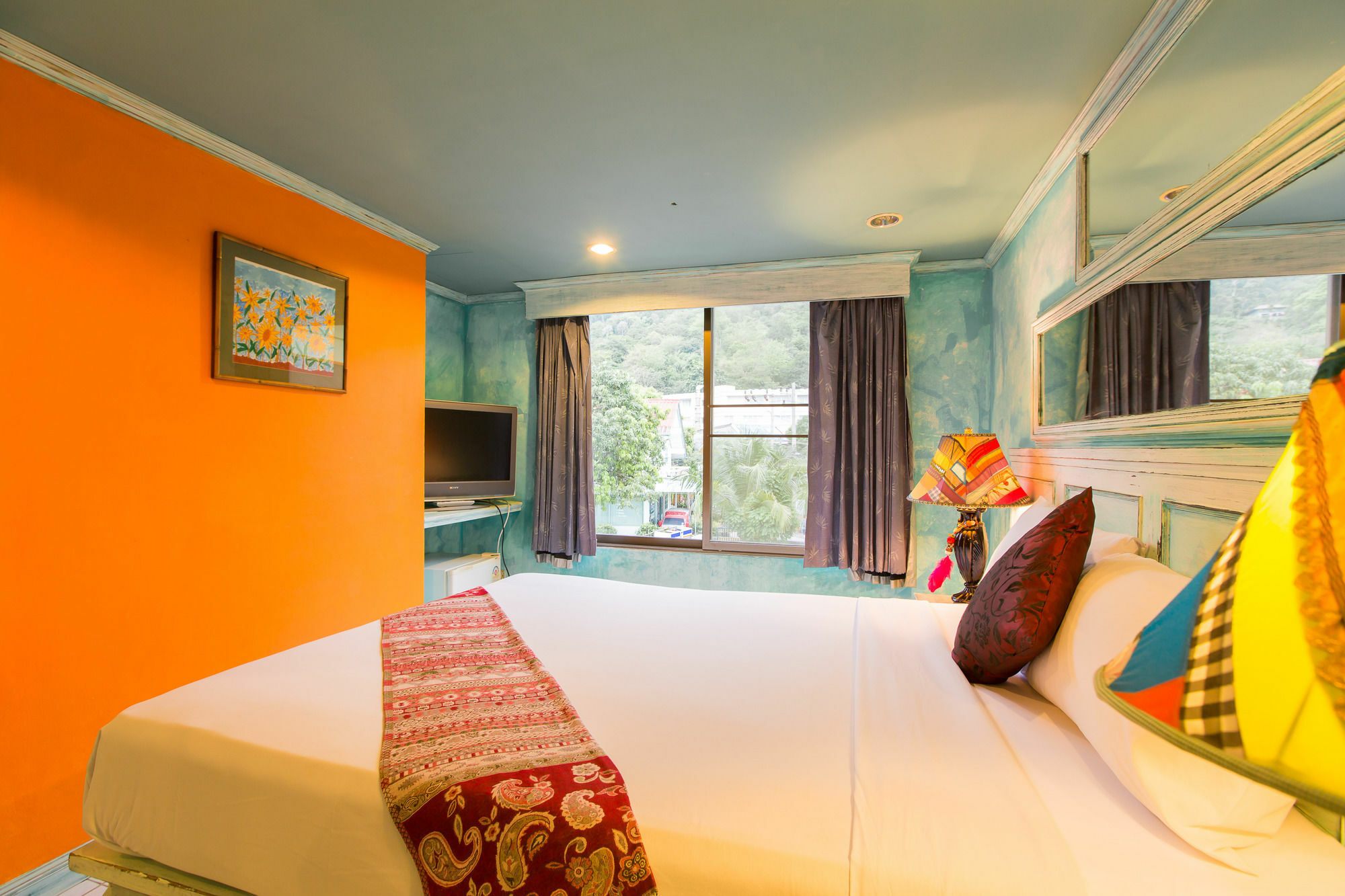 Barefoot Hotel Kalim Beach Front Patong Екстер'єр фото