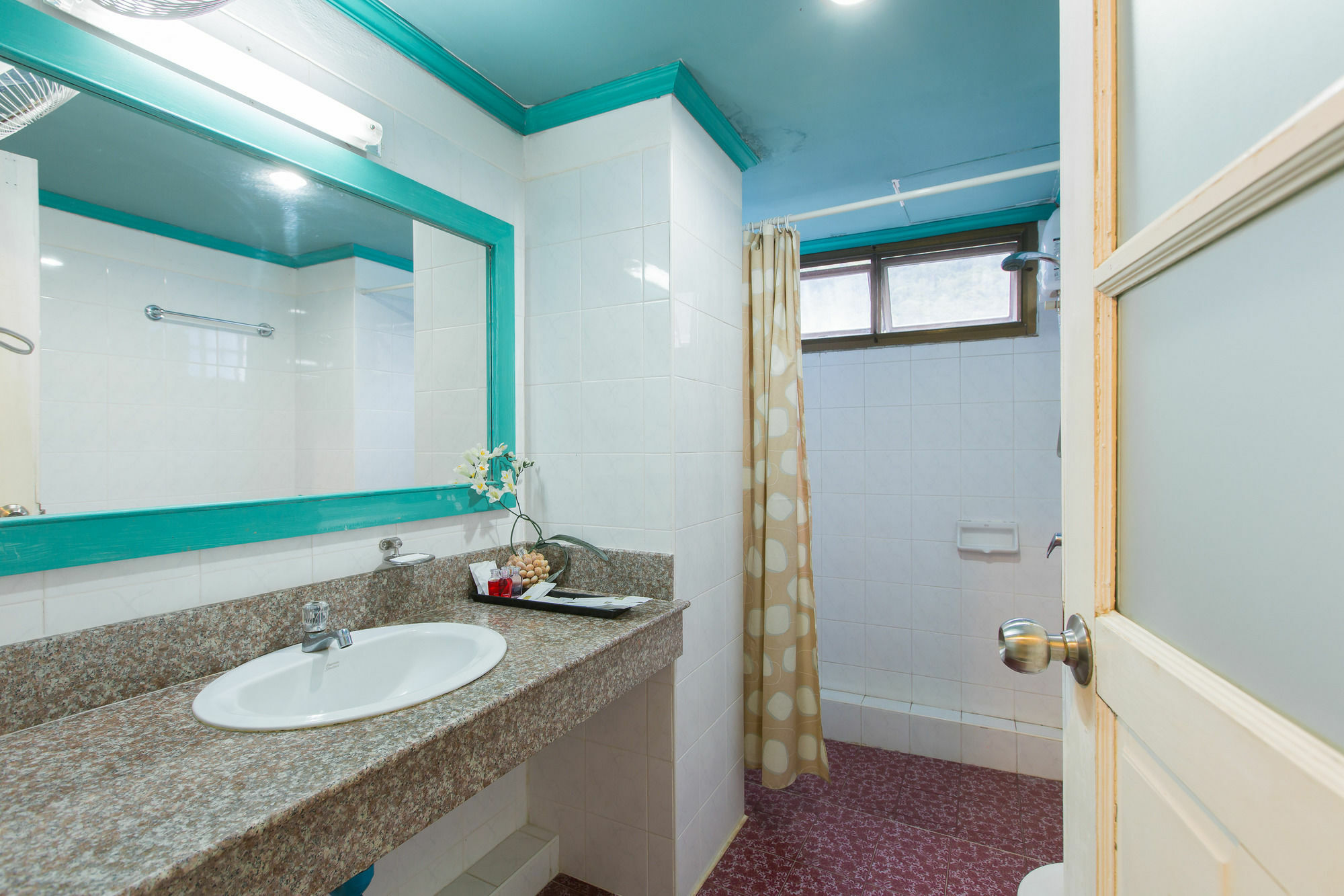Barefoot Hotel Kalim Beach Front Patong Екстер'єр фото