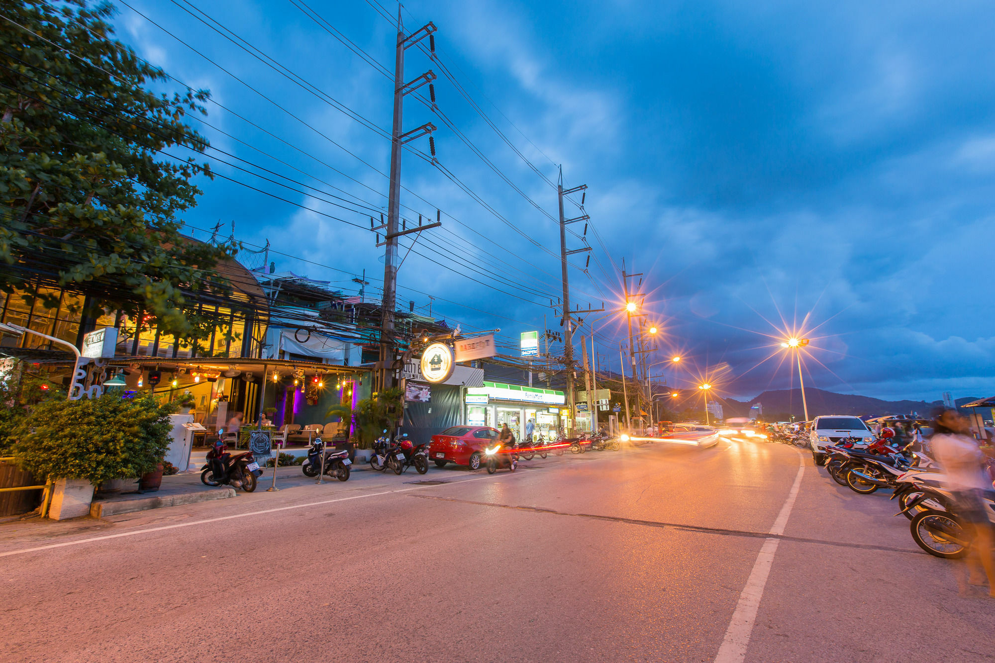 Barefoot Hotel Kalim Beach Front Patong Екстер'єр фото