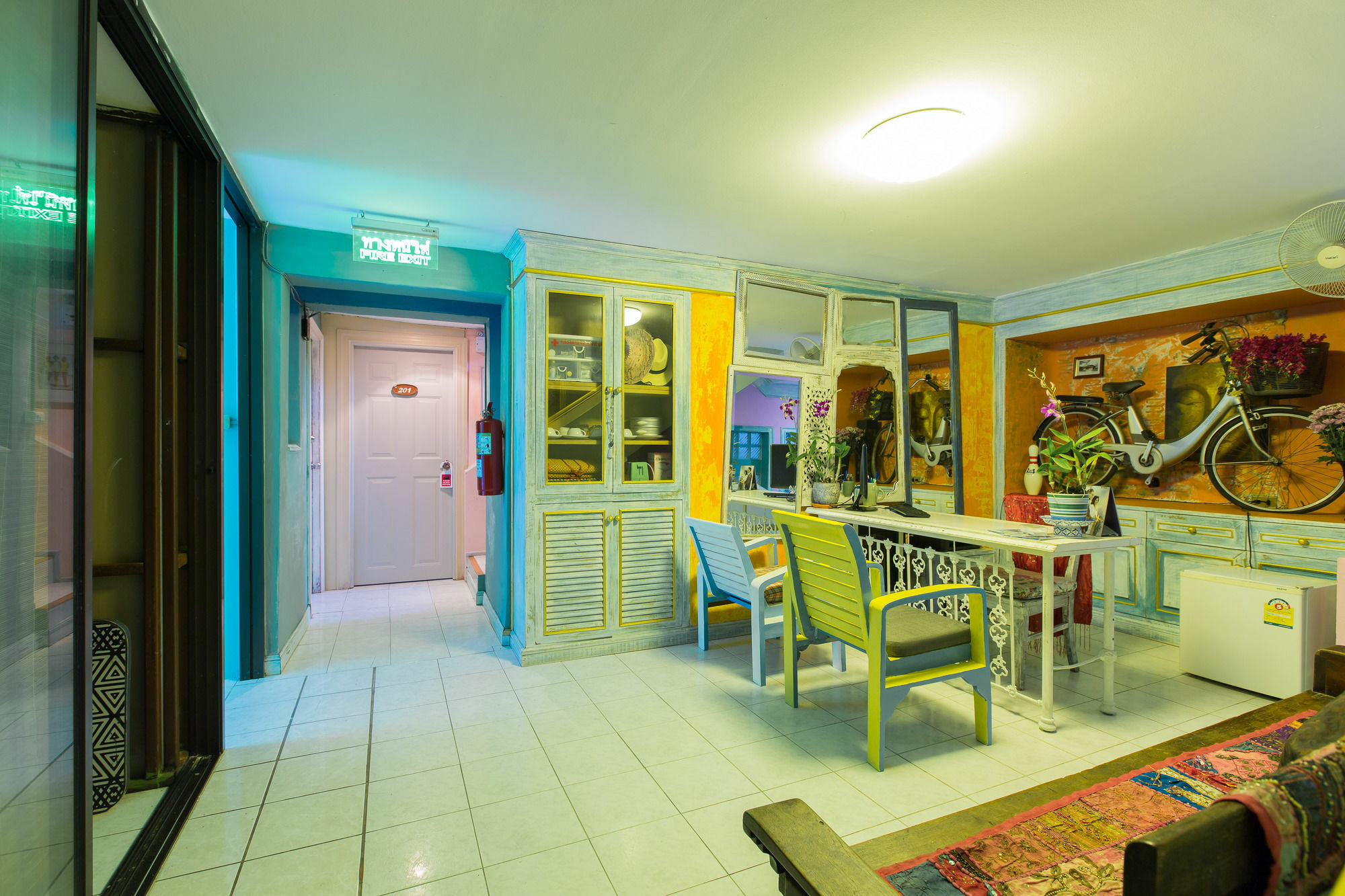 Barefoot Hotel Kalim Beach Front Patong Екстер'єр фото